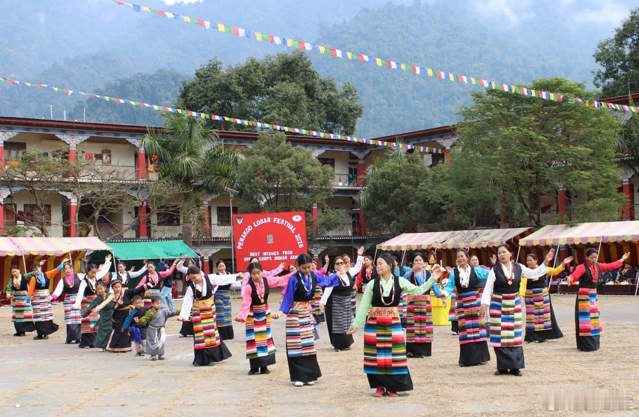 据藏南当地媒体报道，1月24日印度占领军在都登与当地群众“共庆”白马岗新年，都登