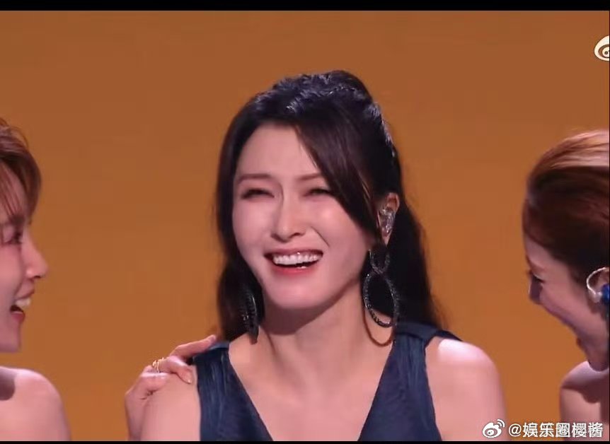 徐洁儿满脸的不可思议徐洁儿听到自己成团的反应  浪姐总决赛恭喜徐洁儿顺利成团，念