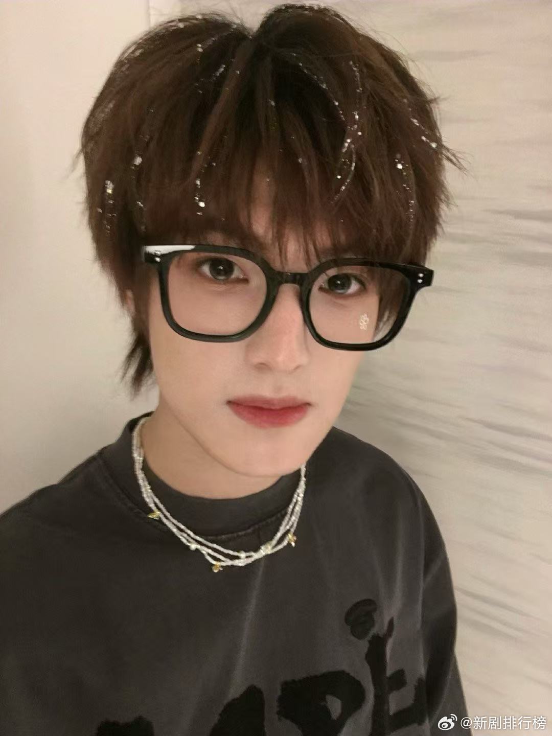 张泽禹卡点到公司很慌张泽禹卷毛戴帽 空降聊天全程碎碎念超亲切，卡点慌、演唱会紧张