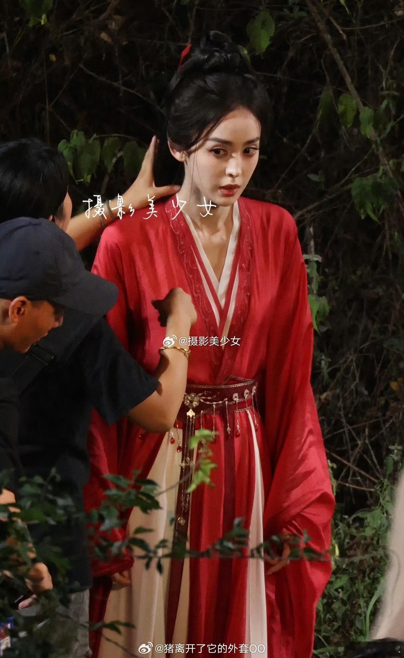 #娜扎赴山海红衣路透生图#娜扎《赴山海》红衣路透生图！状态超好的，一袭红衣奔跑绝