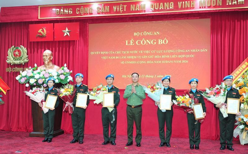 越南派出6名人民公安官兵前往南苏丹特派团执行维和任务