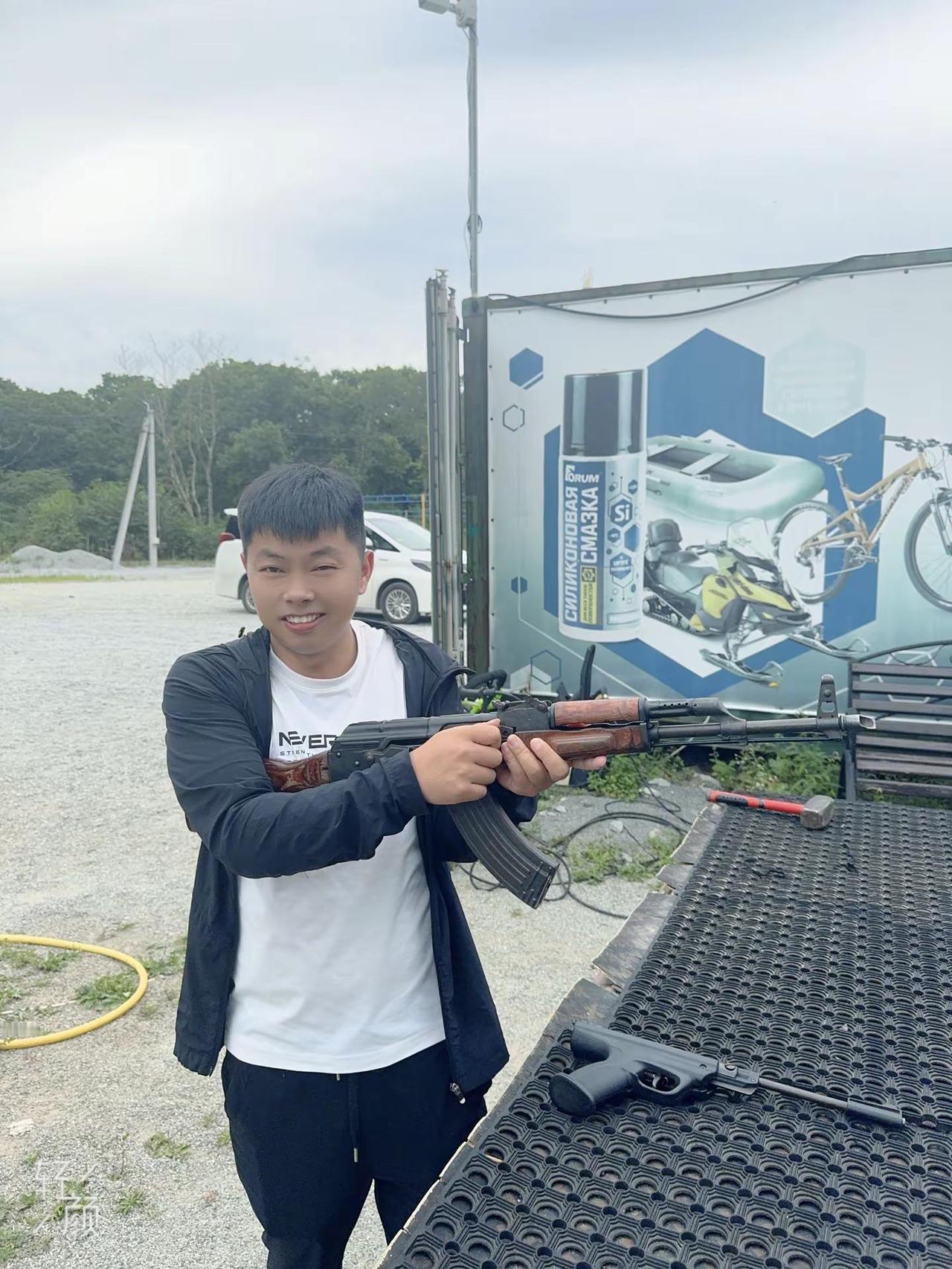 AK实弹射击热爱军械的男孩 俄罗斯