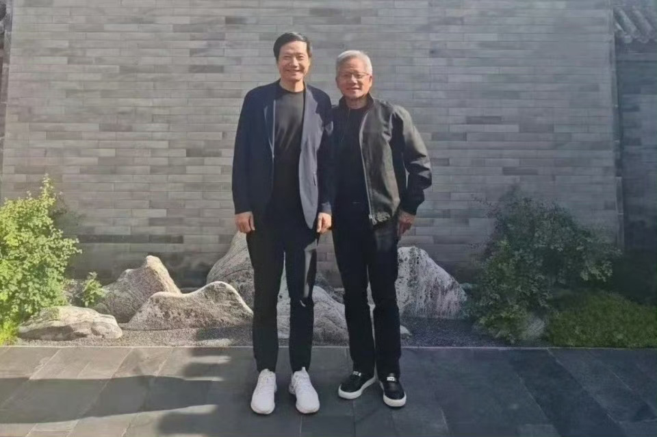 黄仁勋与雷军合影感觉黄仁勋的皮衣和雷军的西装都已经是牢牢焊在身上，春夏秋冬都是这