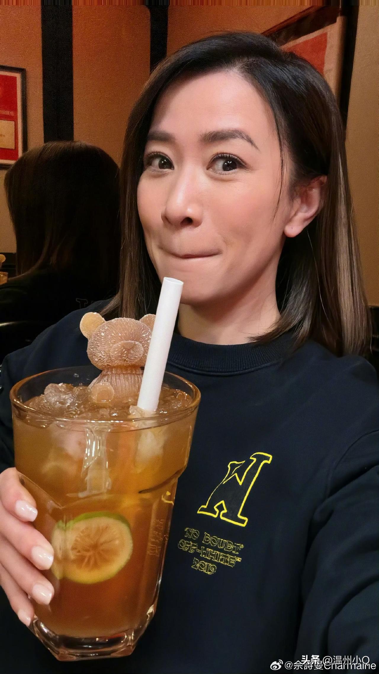 佘诗曼是懂美食不可辜负这个道理的，日常各种晒美食，不论是高档餐厅还是烟火气的茶餐