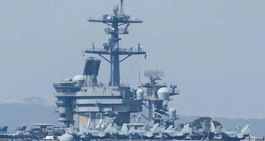 美国《华盛顿邮报》报道称，美国在伊朗周边部署了150架军用飞机和美国海军现役约三