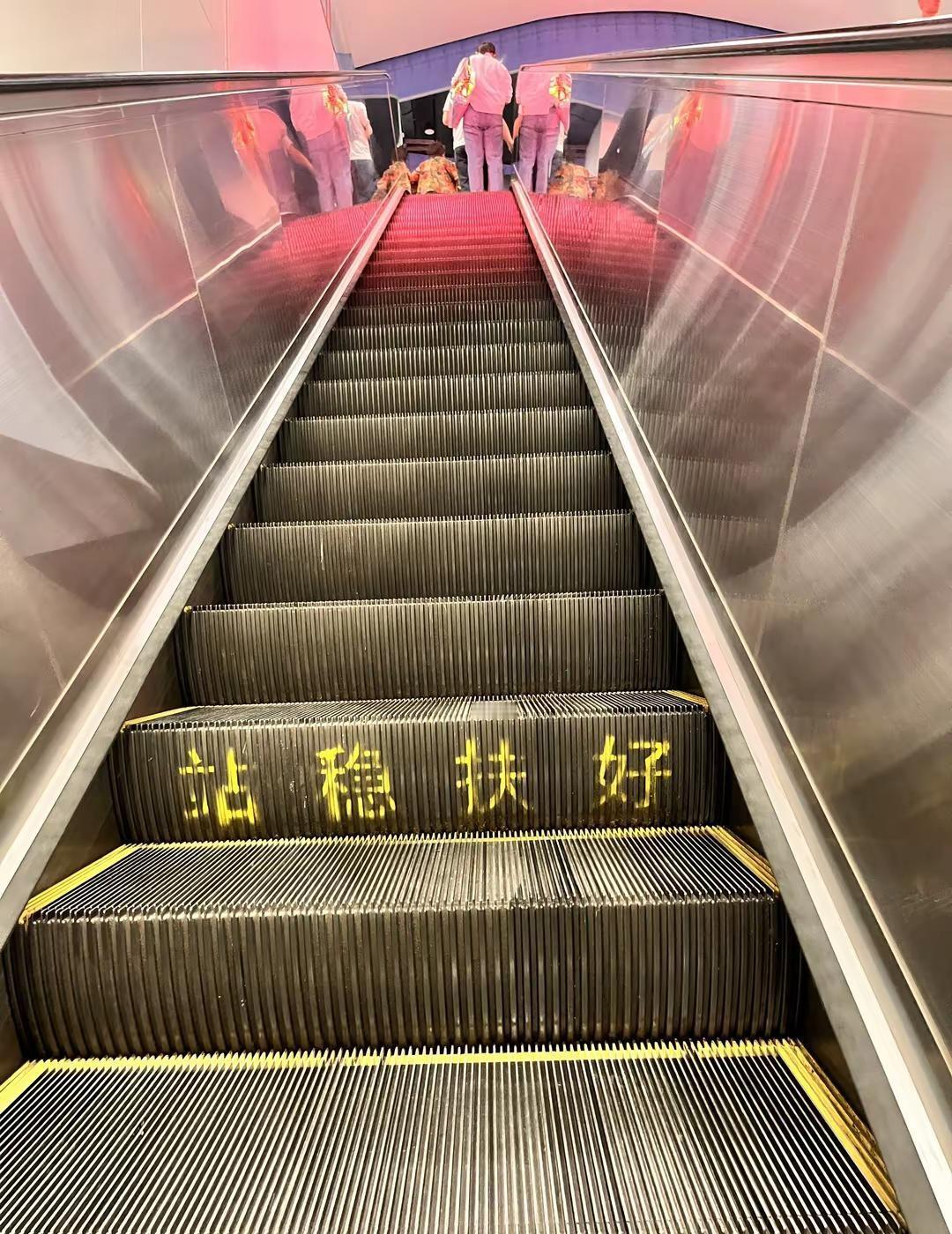 胜利的永远不是强者，而是适者生存。聪明人最后都走向金融市场，因为那里才是世界的终