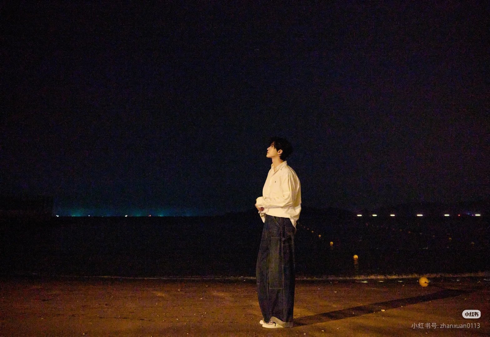 展轩 zx展轩所愿皆成 潮信总在子夜涨落，礁石记得每一次叩问。星轨偏移时，有人俯