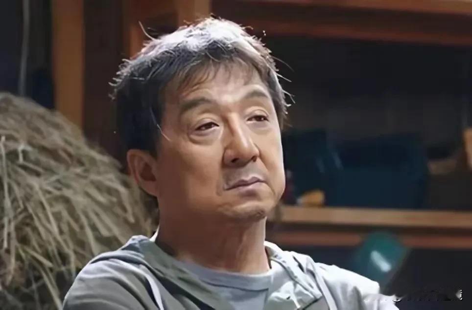 这个香港著名的男星真是断崖式衰老啊，特别是这个脸变形的非常厉害，里面的精气神好像