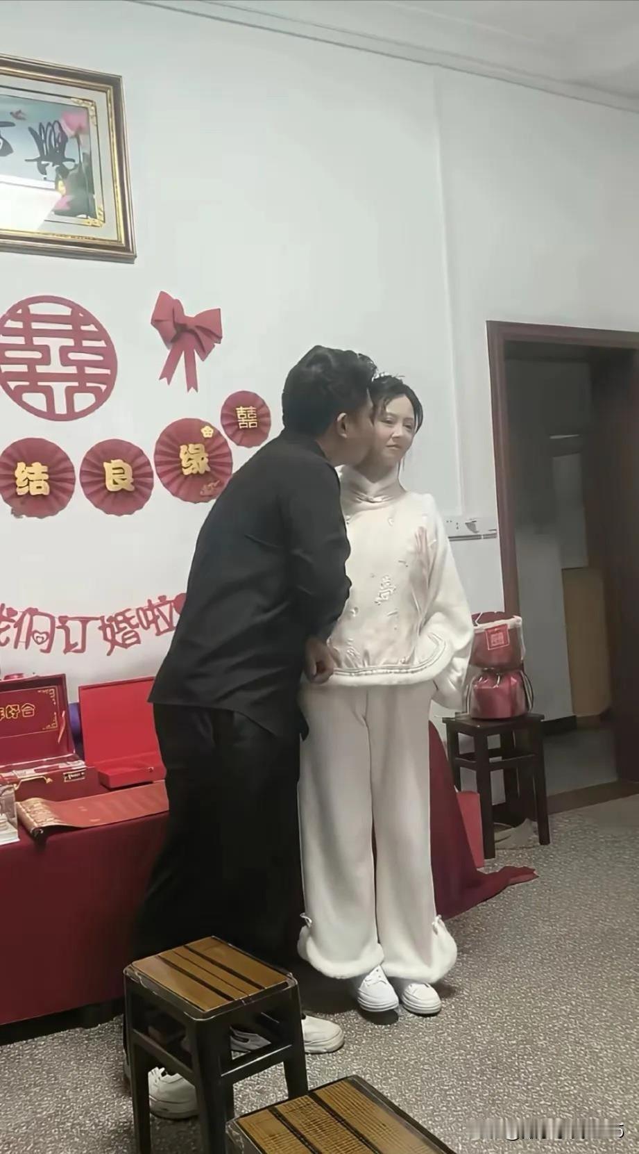 真相往往就“藏”在很多的细节上！
虽然只是一张订婚宴上随手拍的照片，
可已经非常