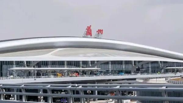 【突发快讯】昨夜兰州12月16日凌晨，市区天幕上突然出现“空中打圈圈”奇景——一