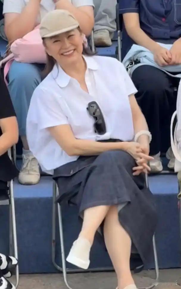 71岁林青霞又给“内娱”女明星上了一课！坦然接受白发和皱纹 