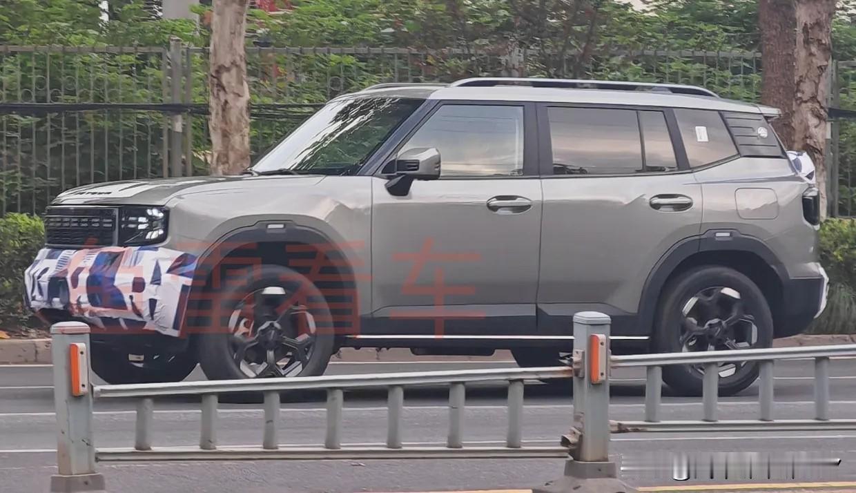 昨日还寻思着捷途自由者其实可以挂个小书包，没想到鱼雷已经拍到相关测试车了。
我记