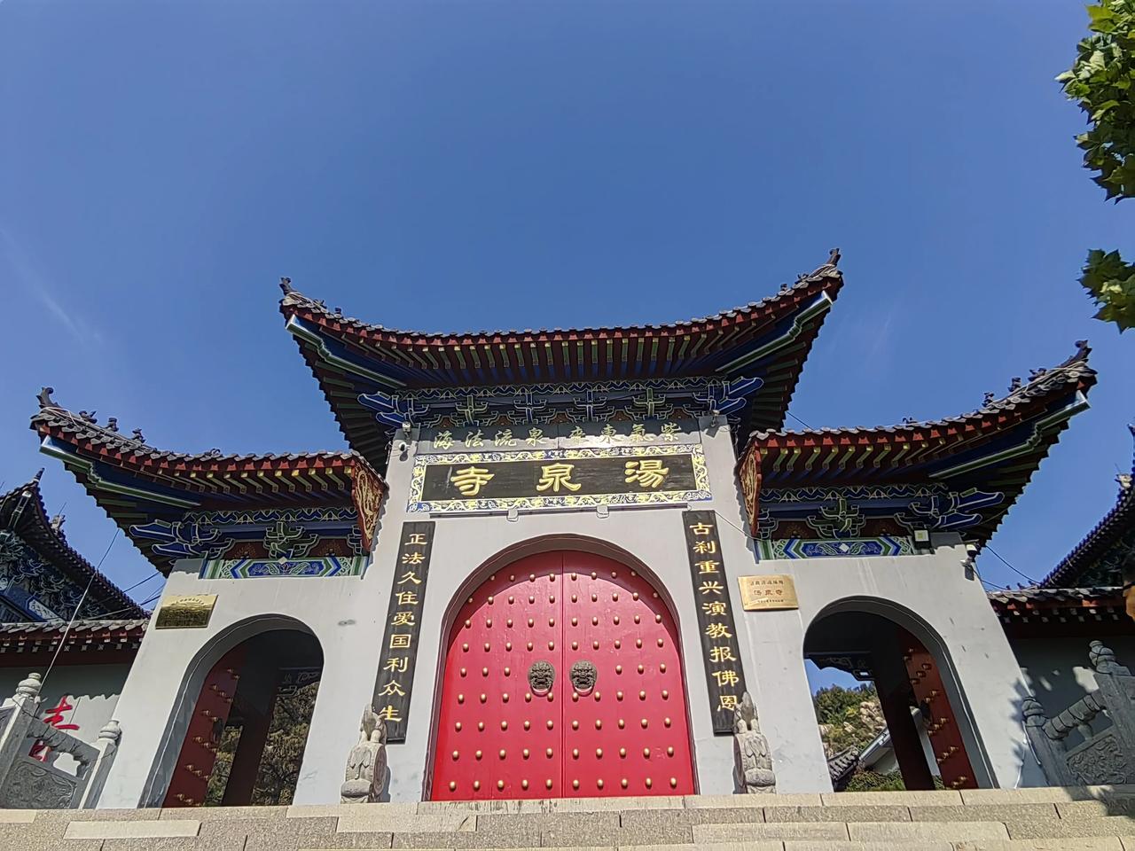 秦皇岛汤泉寺位于海港区杜庄乡温泉堡村东，以前去那边玩经常路过，但从来没进去过，直