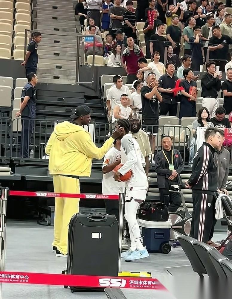 朱芳雨补强机会来了。在对阵浙江男篮比赛之前，NBA中锋班巴竟然出现在了深圳队主场