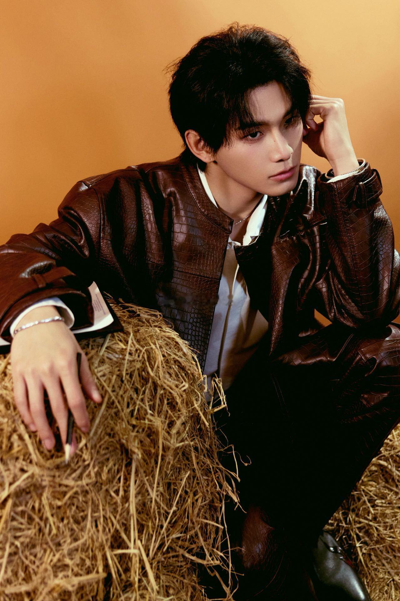 我家那小子姚琛与黄誉博挑战冬泳 姚琛换衣服那段太值得反复观看了，腹肌线条清晰可见