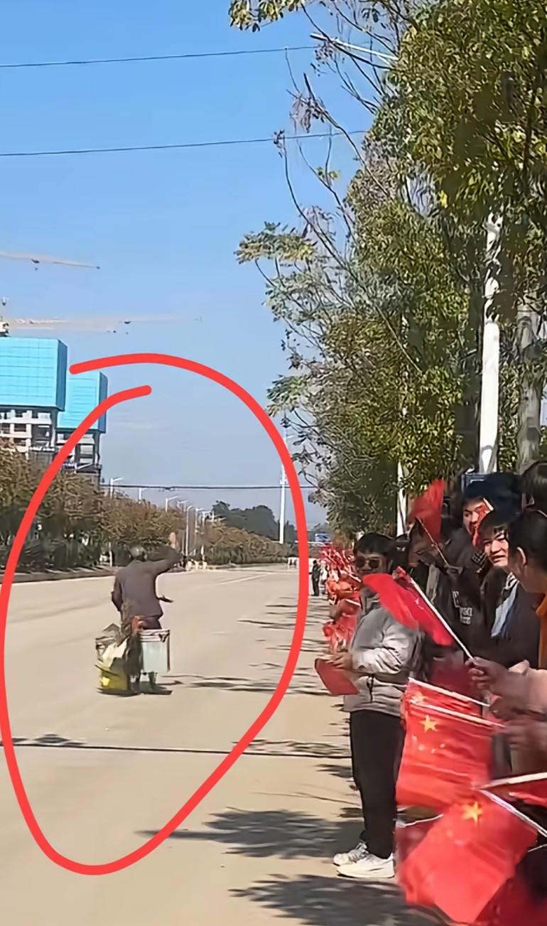 在一声声爷爷爷爷的呼喊声中，爷爷仿佛自己是葫芦娃的爷爷，大爷:这是我这辈子最风光