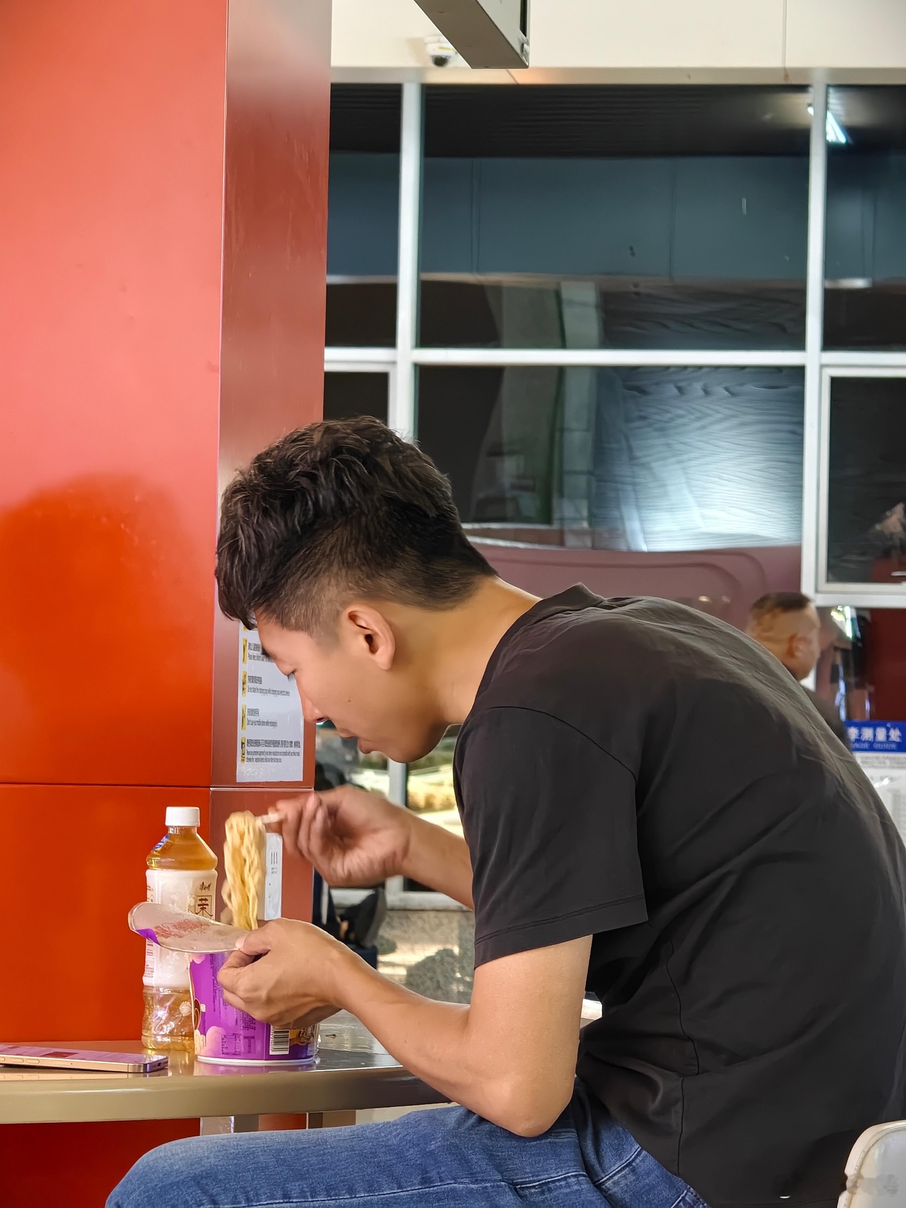 早啊，努力的中登已经在机场赶下一场活动了。  ​​​