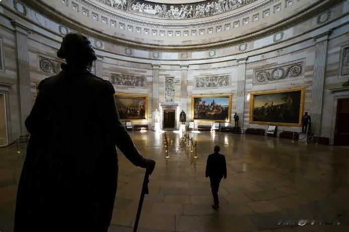 美国政府停摆期间启动大规模裁员，仅七个联邦部门首日就裁撤超四千人。白宫直言裁员将