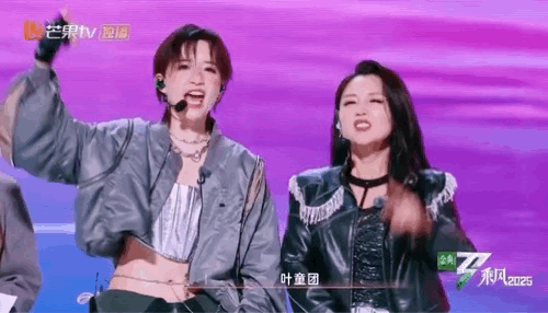 李斯丹妮何洁一个捧哏一个逗哏 李斯丹妮何洁不仅唱跳实力强，小品能力杠杠滴，看他俩