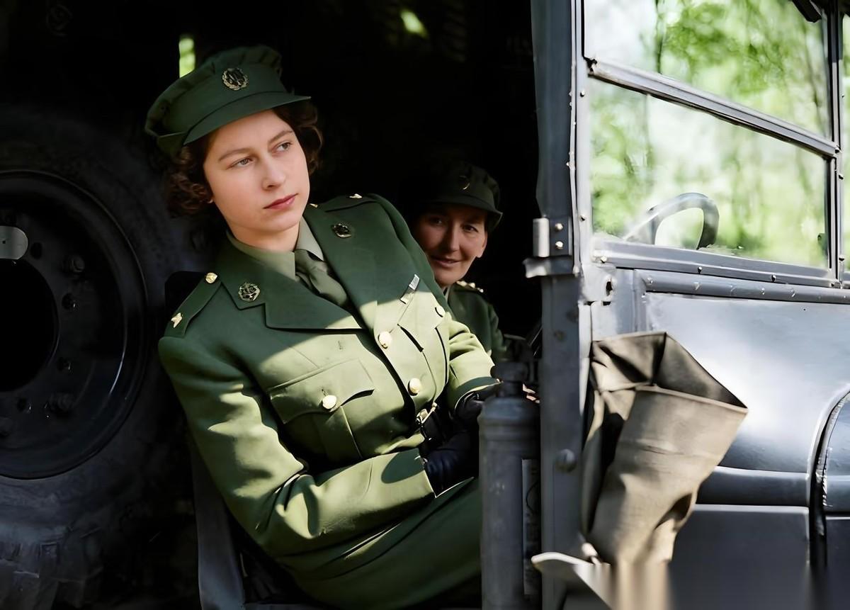 全世界最美的修车女工，英国女王从军记
二战时期，纳粹德国进攻英国，德国盟友意大利