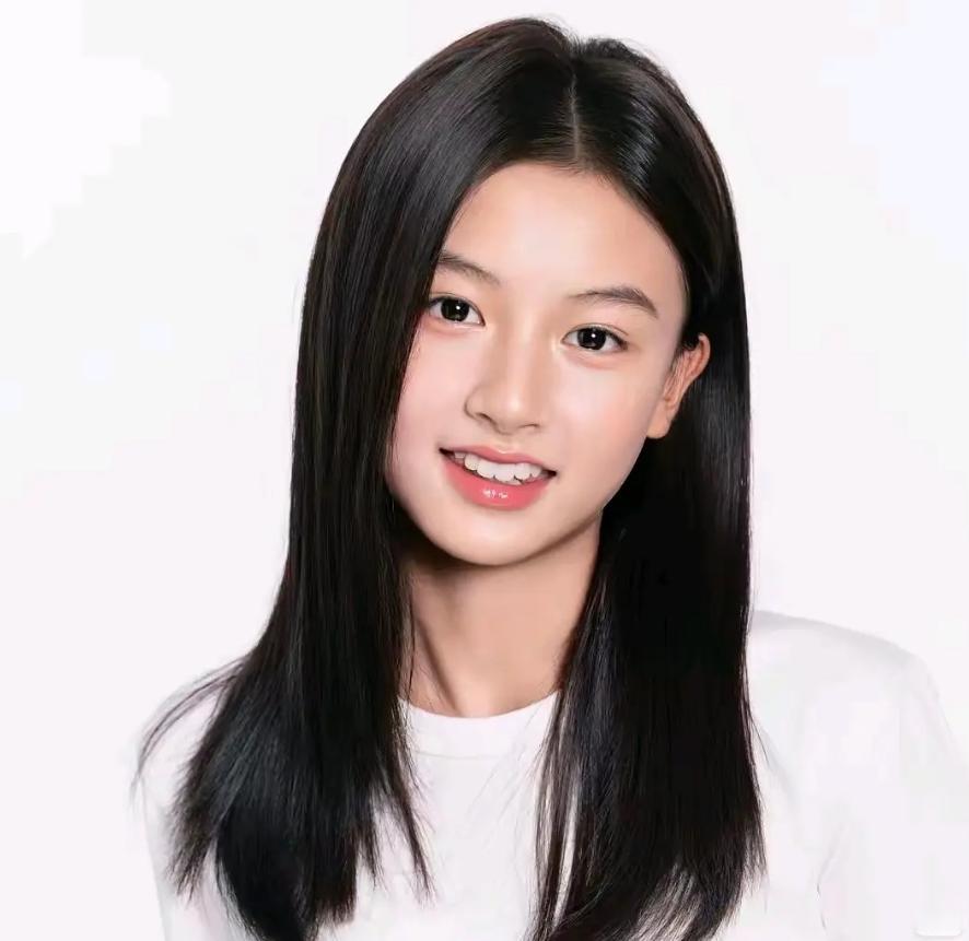 河南南阳素人美少女七七因为出现在路人的视频中走红，15岁的年纪酷似张柏芝的长相，