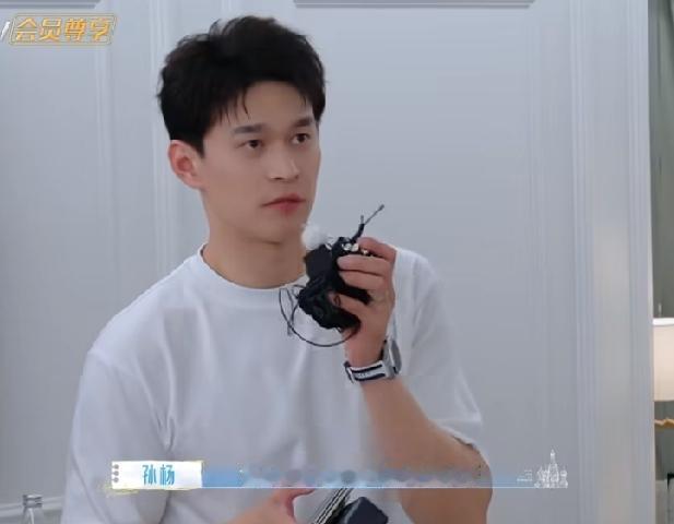 张豆豆在房间里排练艺术体操，因为她要在俄罗斯表演艺术体操，孙杨看着排练的张豆豆突