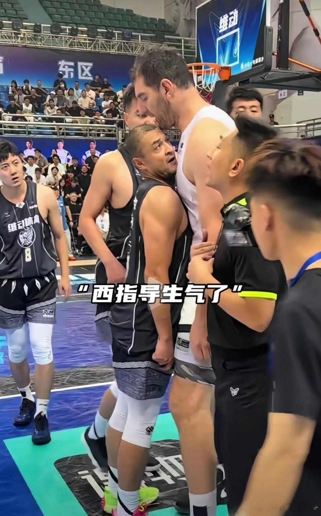 前南京同曦主教练西热力江现身野球场，由于认为对方动作属于脏动作，去找对方理论情绪