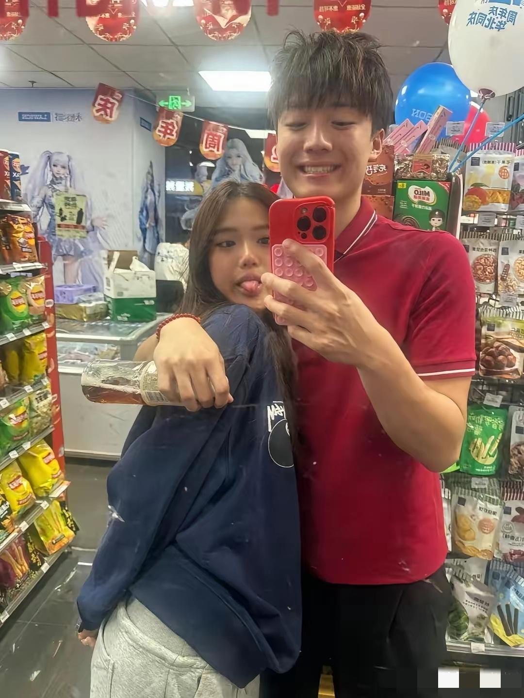 钟丽缇与严铮所生的二女儿张思捷，如今17岁已亭亭玉立。近日，她与男友在超市亲密合