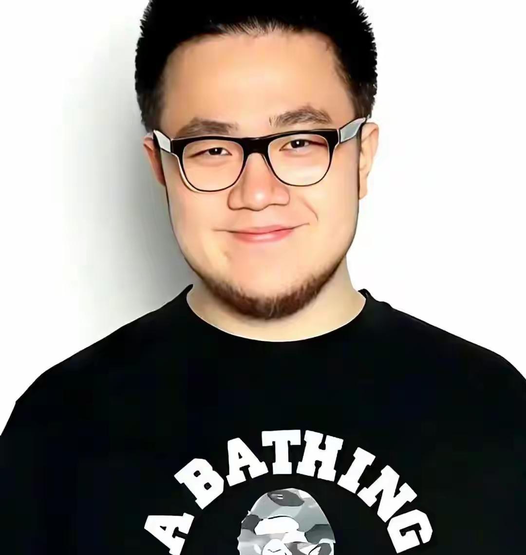 简直看不懂！20多年对大儿子不闻不问，如今巴图直播带货火了，英达跑来示好图个啥？