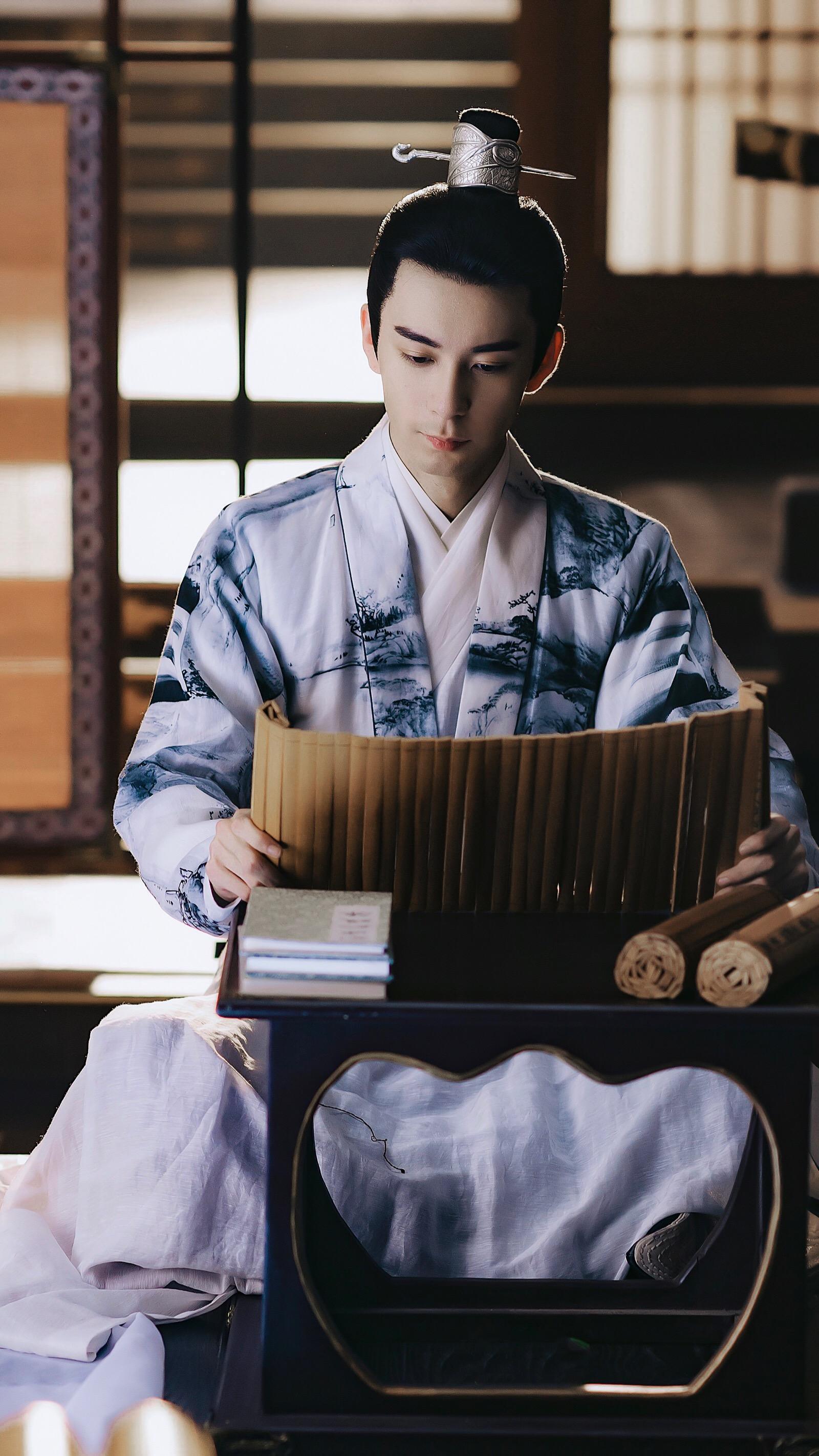 阿鄞，生日快乐🎂🎂🎂。愿你今世舍得，来生如愿。——混沌黑蔷薇。 