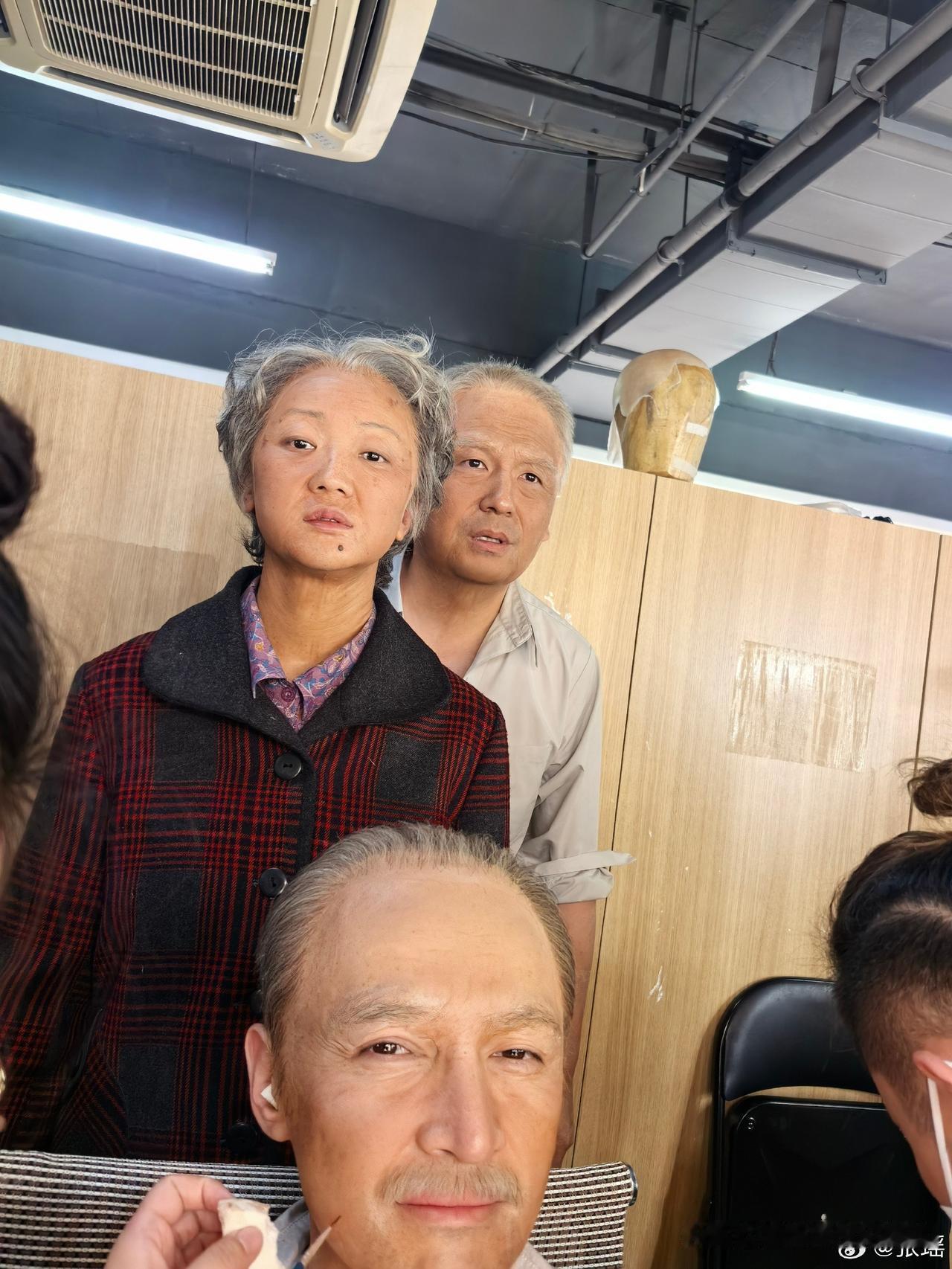 胡歌雷佳音老年妆同框曝光！张瑶晒《抓特务》幕后，连手都要贴膜化妆太拼了

热映电