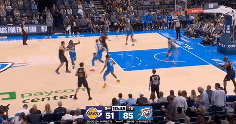 詹姆斯三分投进，苦苦支撑！湖人vs雷霆