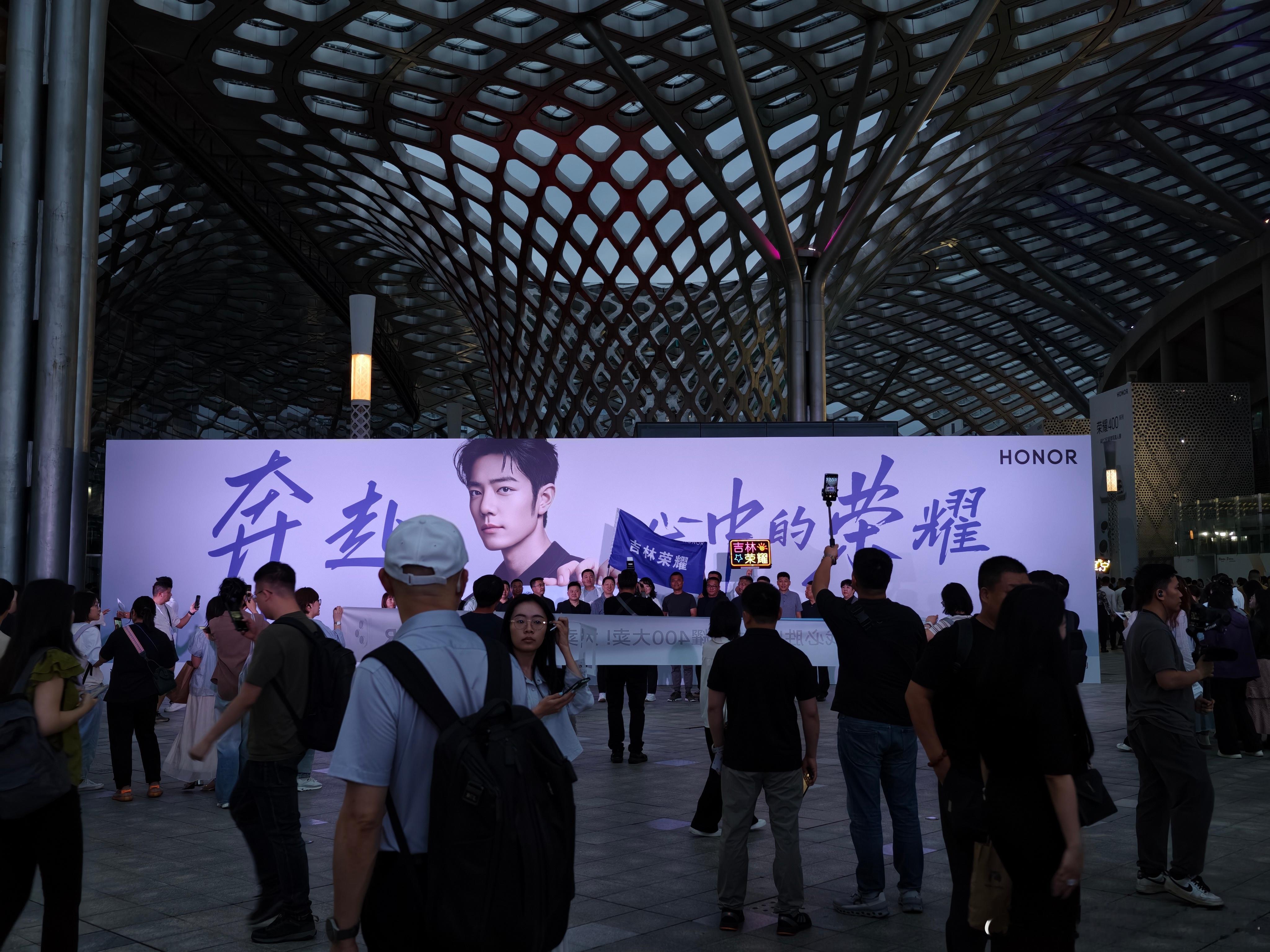 荣耀400系列发布了，标准版国补后起售价2124.15，Pro版国补后起售价28