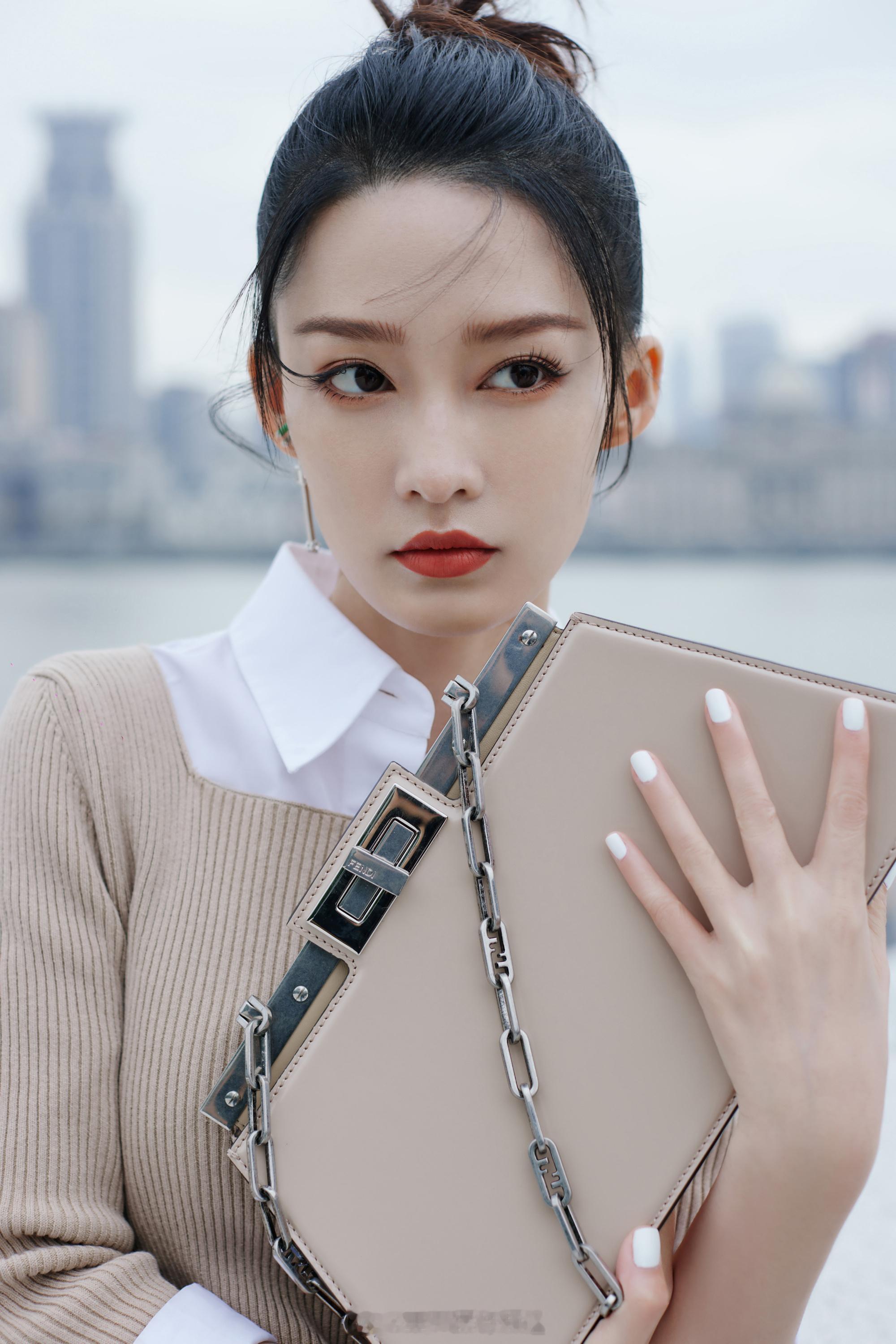 李沁灰白色彩穿搭 