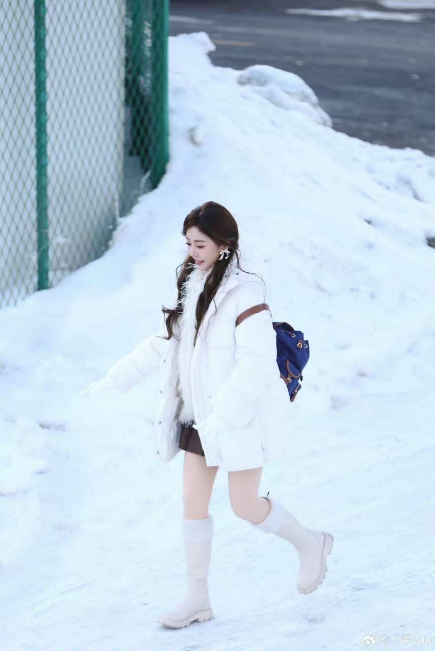 恋综三角恋高发地怦然心动20岁怦然心动20岁冬季 你以为他们在吃饭？不，他们在打