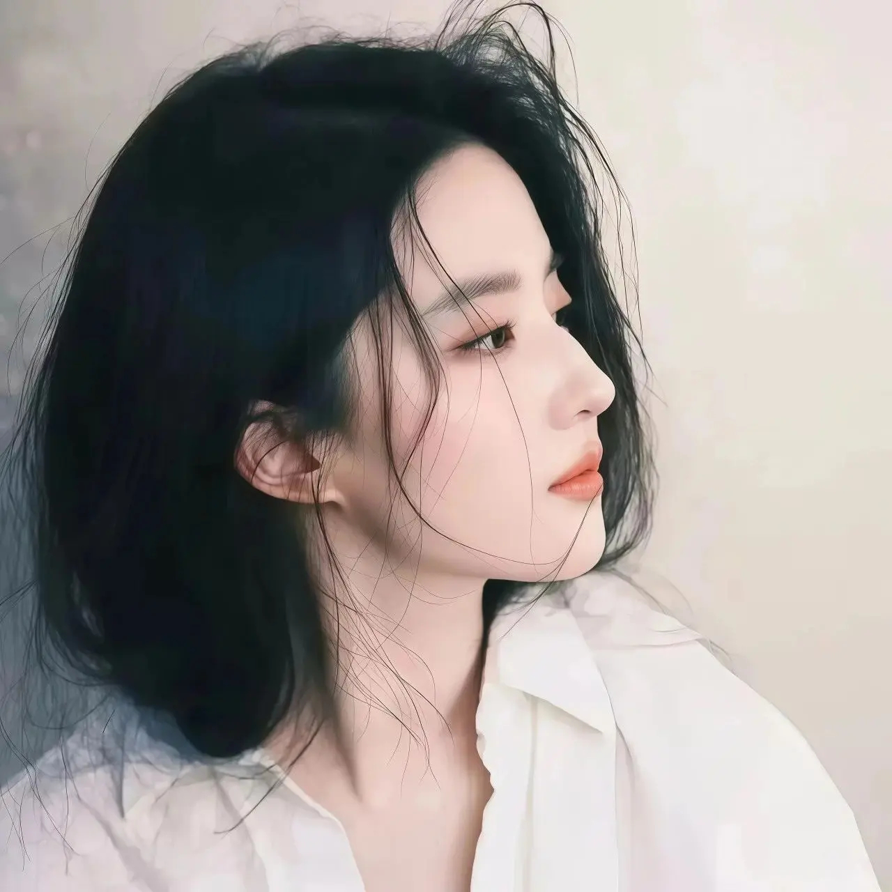 爱上画画的刘亦菲就像呼吸一样简单她爱上画画的过程毫无矫饰，就像呼吸一样轻盈随性。
