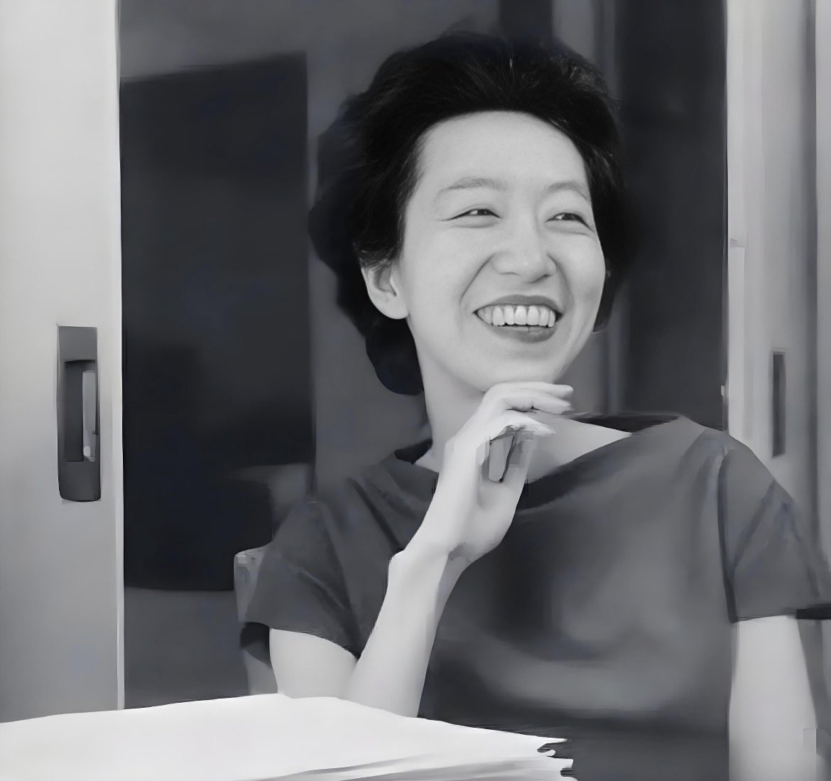 张爱玲（1920—1995）罕见微笑照片。她是 20 世纪极具影响力的华语作家，