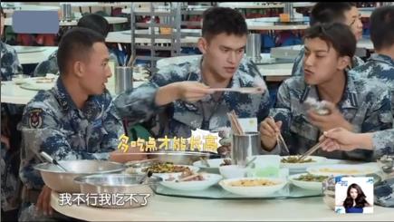 孙杨自私自利的名场面真的越扒越有。参加《真正男子汉》的时候，所有人都在食堂吃饭，