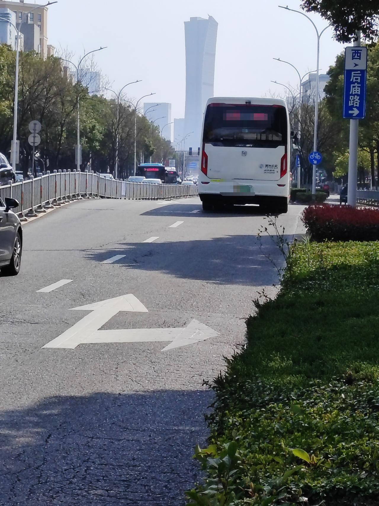 在日常的城市生活中，我们会遇见不同的公交车司机。他们开车的态度，很多时候是不一样