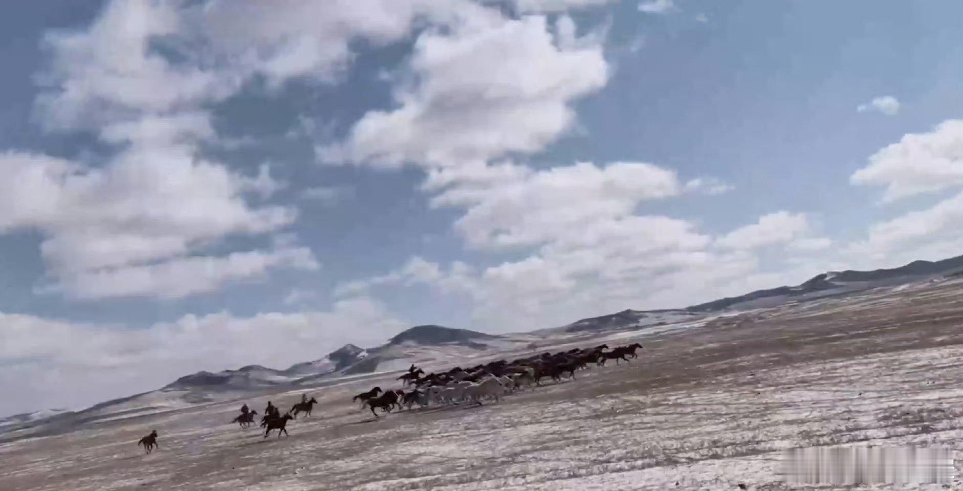 没想到能把万马奔腾的动态拍得这么稳，鬃毛飞扬的瞬间都没模糊，小城的壮阔风光被完美