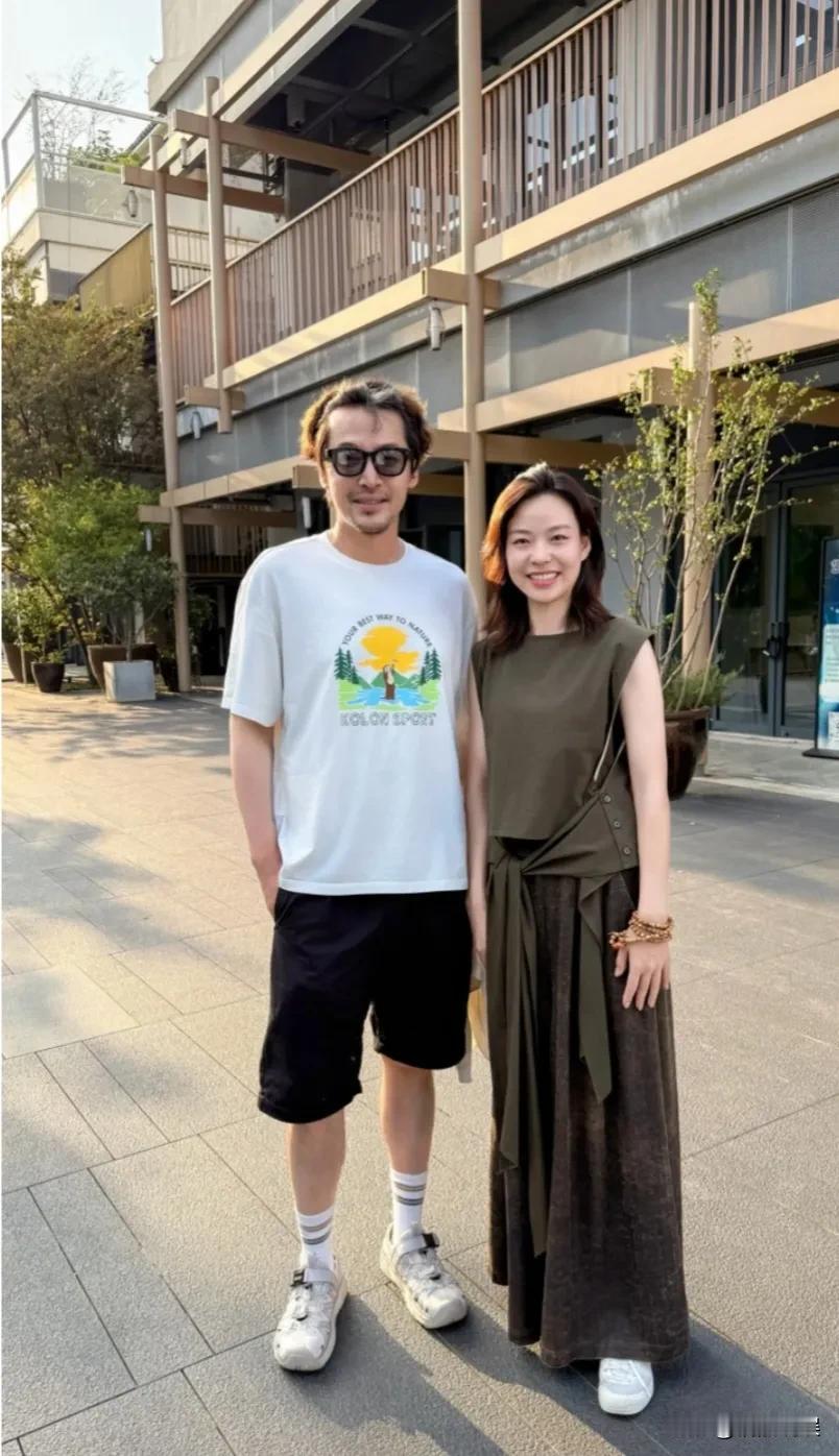 胡歌现身嘉兴，他个头好高，又白又瘦，长发箍起，还蓄起了胡须，有种文艺大叔范，沧桑