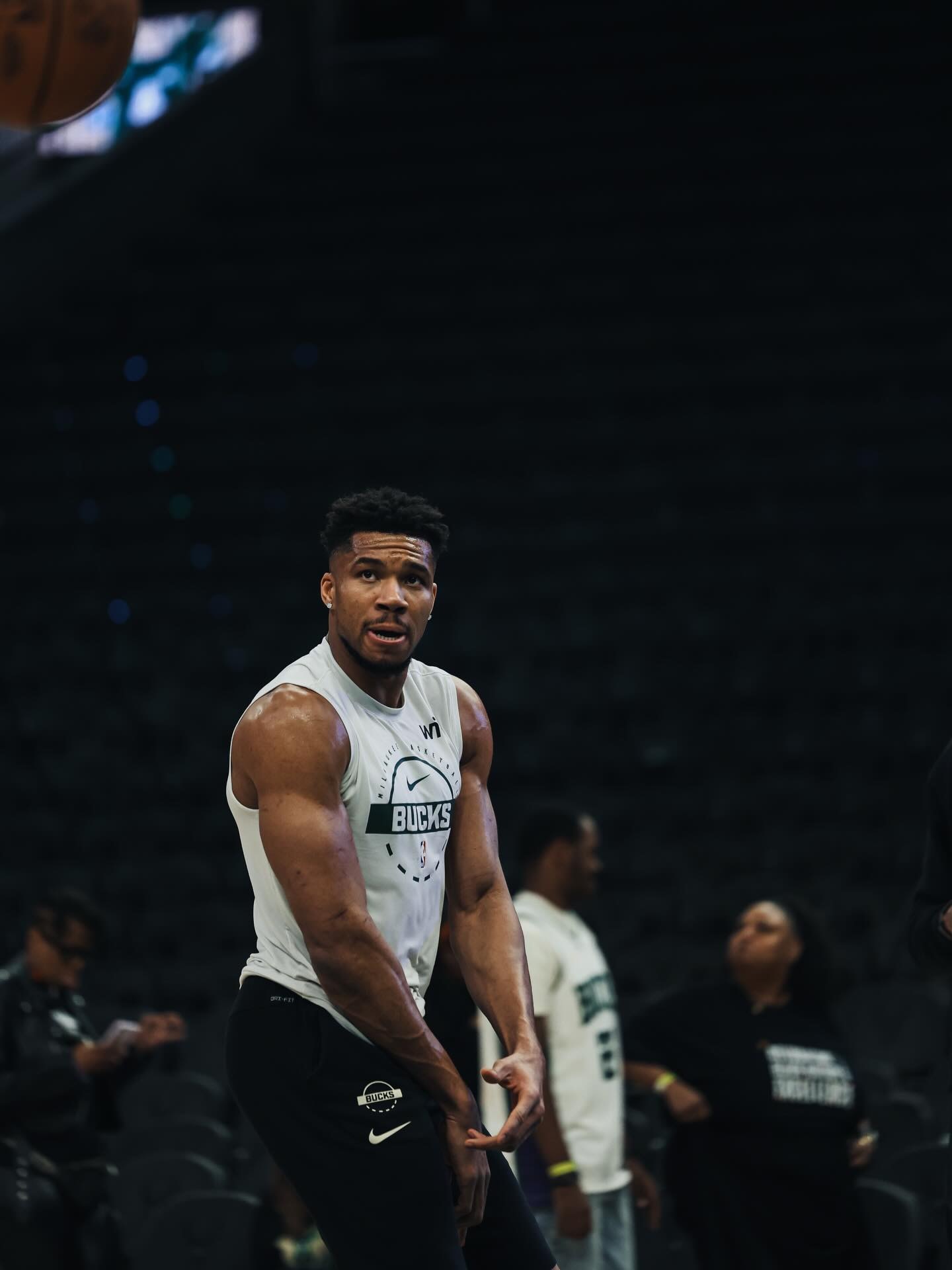 字母哥更新了社交 “ 没有铅笔 但我仍然吸引着所有的注意力 ” 我试图找到任何和