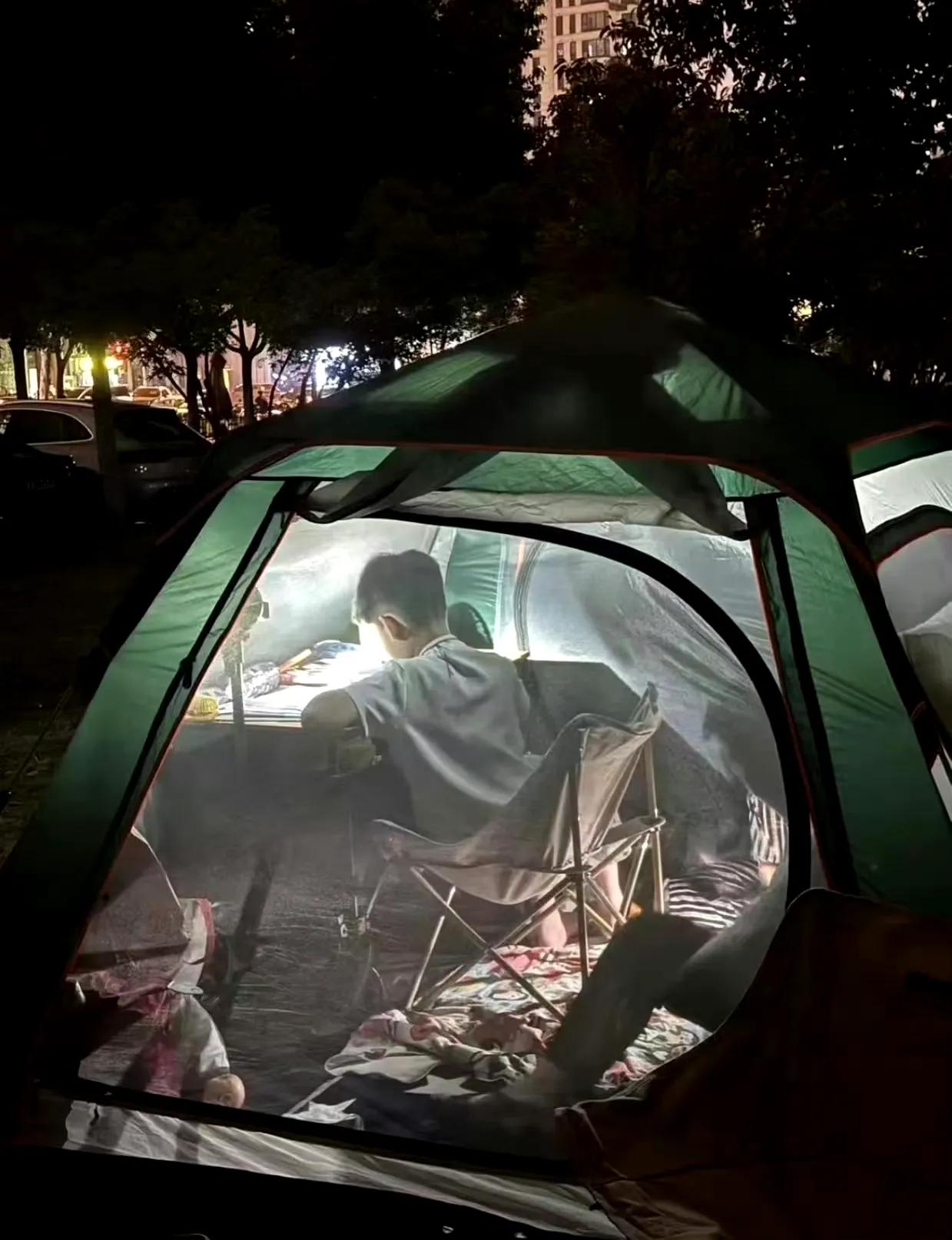 合肥地震时的小学生露宿做作业，看我卷你们！