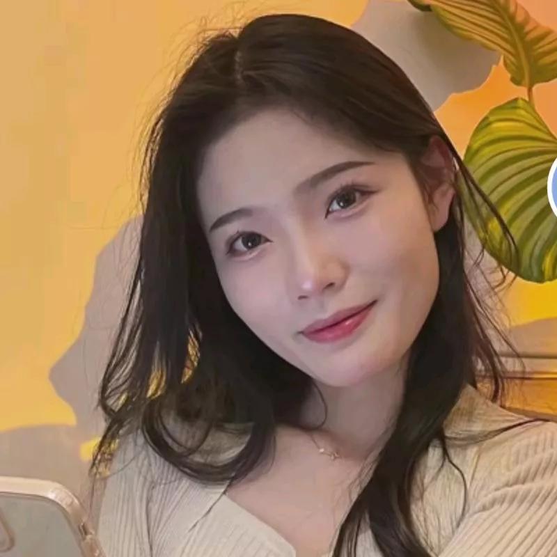 阳光明媚的午后，温柔笑靥如花明媚阳光感 秋日午后的温柔 她笑靥如花 明媚自拍 春