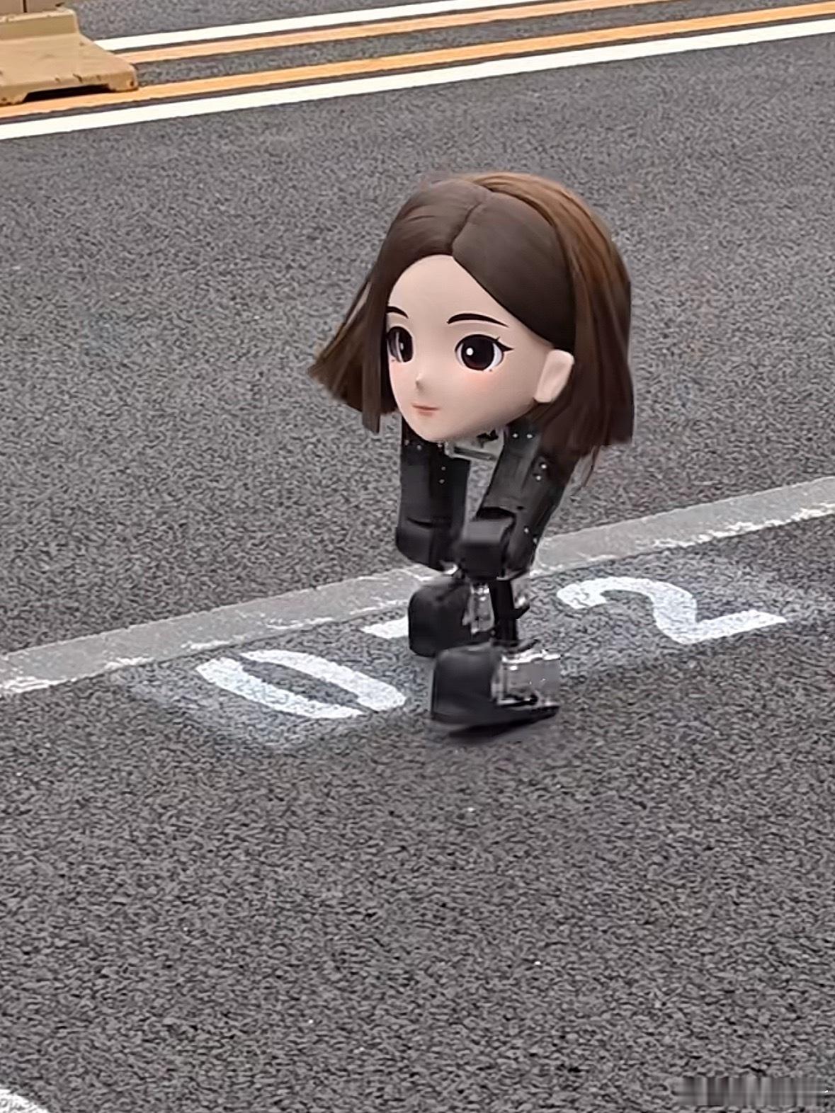 北京亦庄机器人半马 起猛了看到个这玩意脖子以下全是腿啊