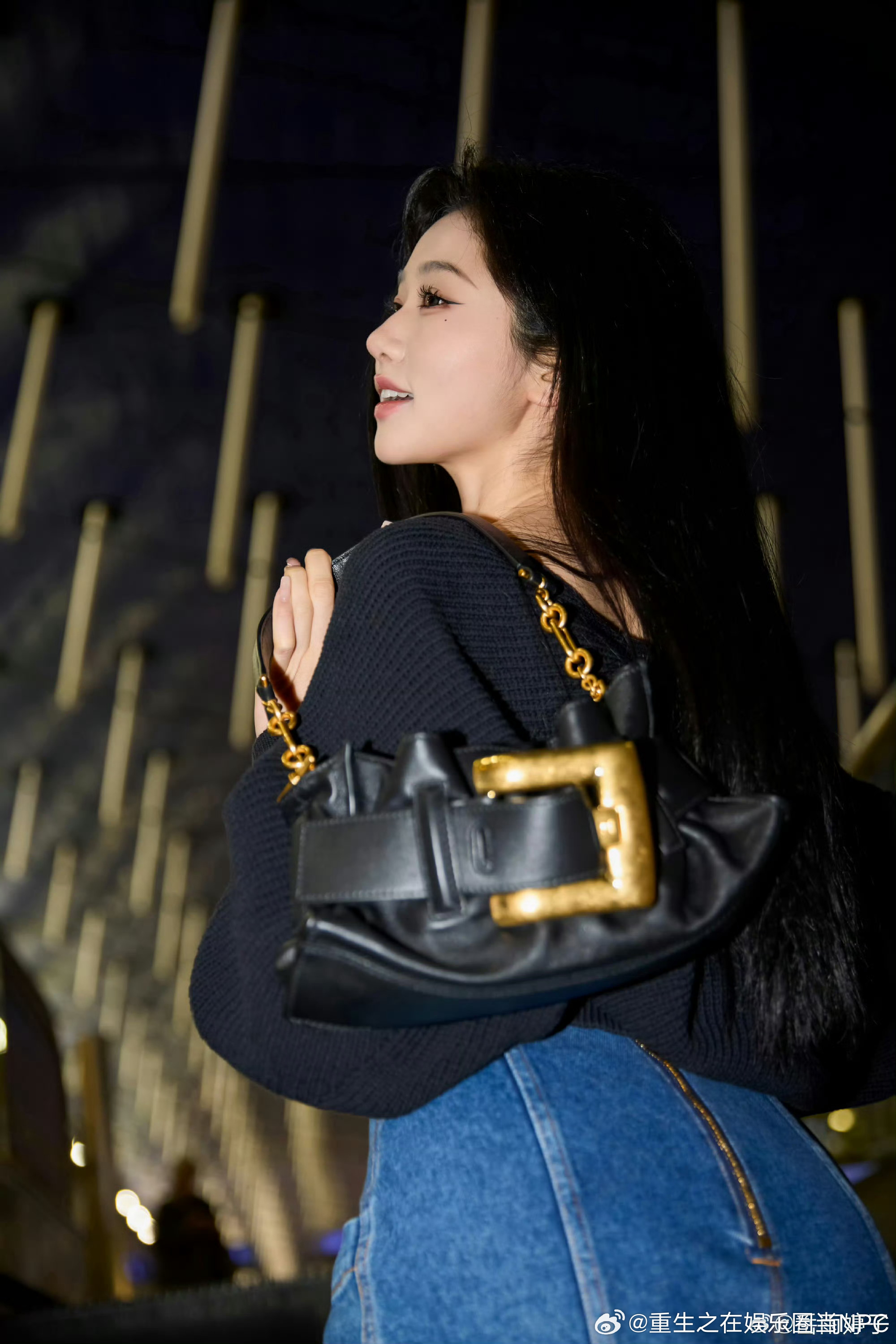 岳雨婷短国首个去巴黎时装周的艺人，还出席两场大秀 好争气吧岳雨婷短首个时装周看秀