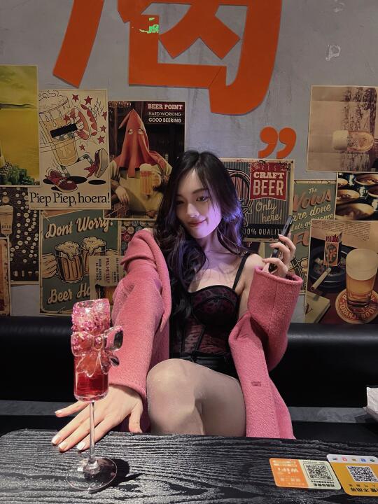 有机会我一定亲手把你灌醉问问你到底爱谁 可我怕我喝到一半求着你爱我