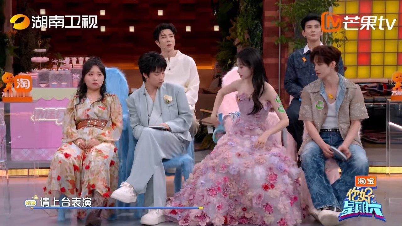 孟子义孟子义长杆绕身名场面太好笑了孟子义把自己给绕进去了你好星期六 孟姐本想帅气