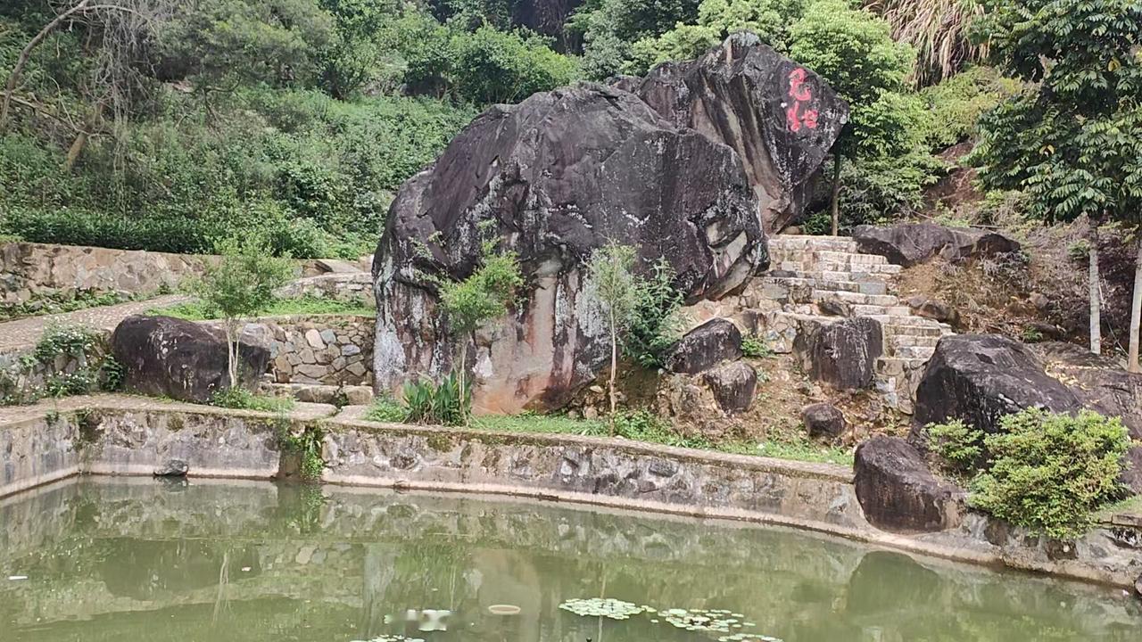 静谧山间，绿意盎然，石径蜿蜒，心旷神怡。