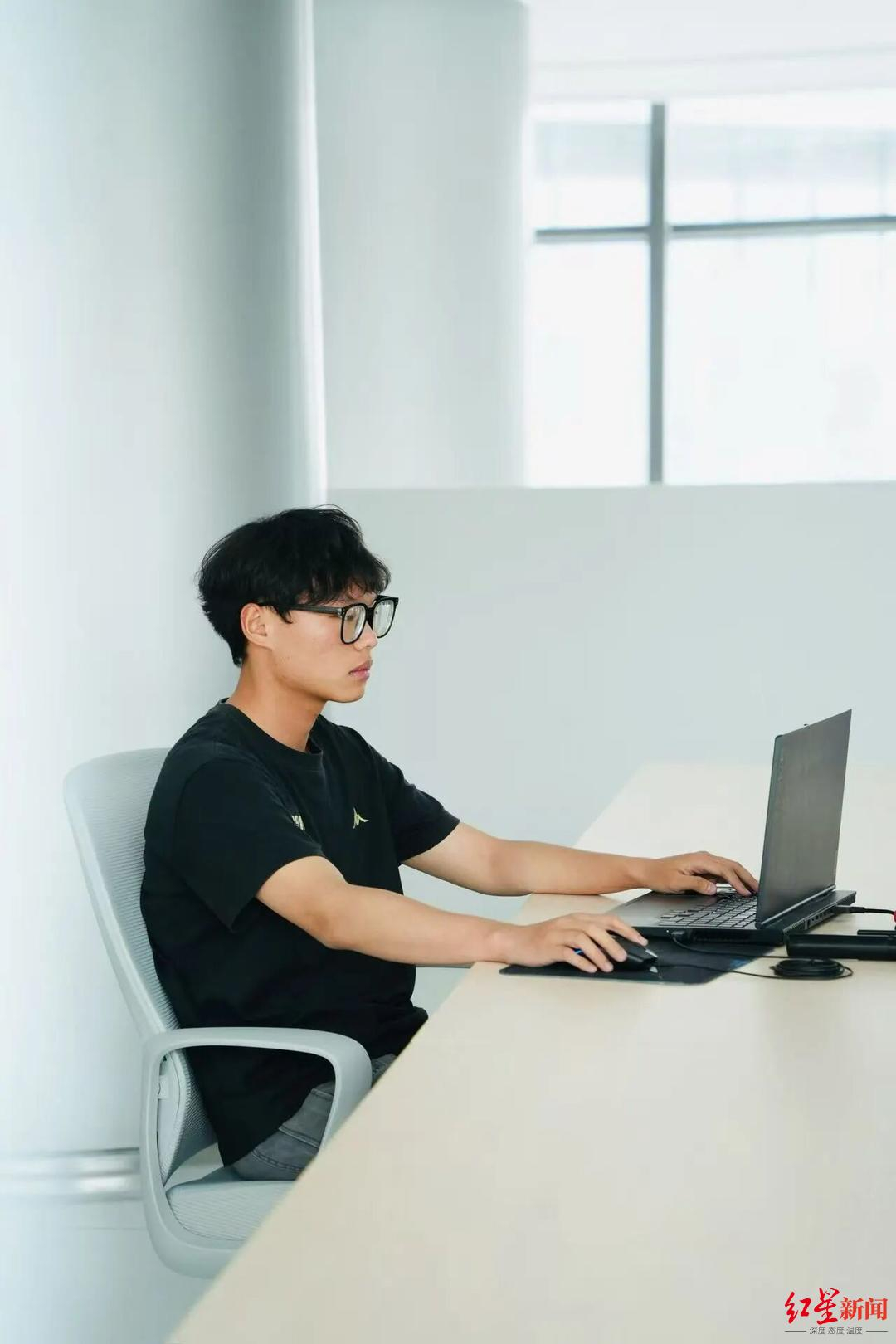 【#大一新生用AI创业月入过万#】当大多数大一新生还在适应大学生活、探索未来方向